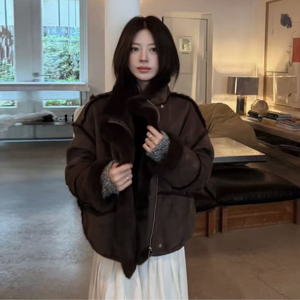 두꺼운 스웨이드와 모피 코트 5