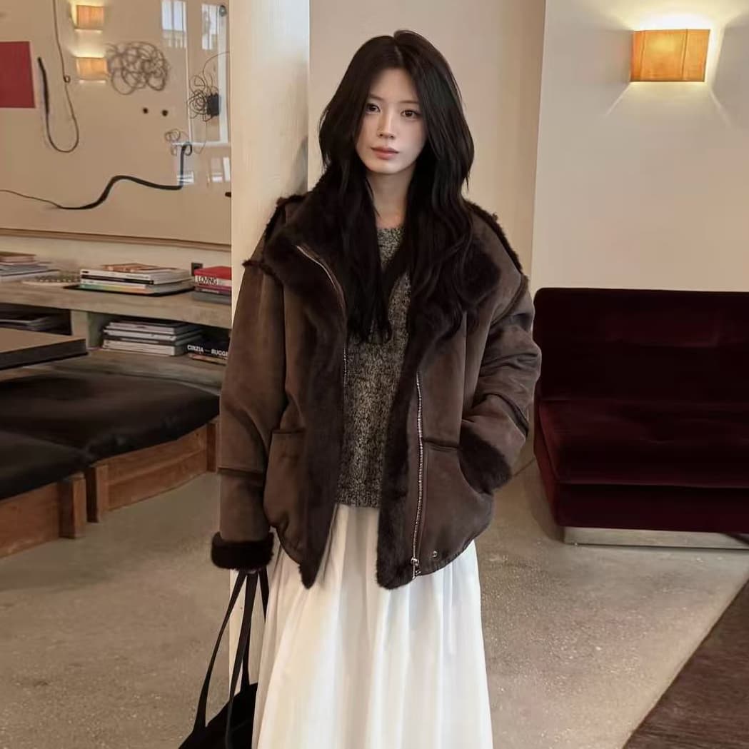 두꺼운 스웨이드와 모피 코트 3