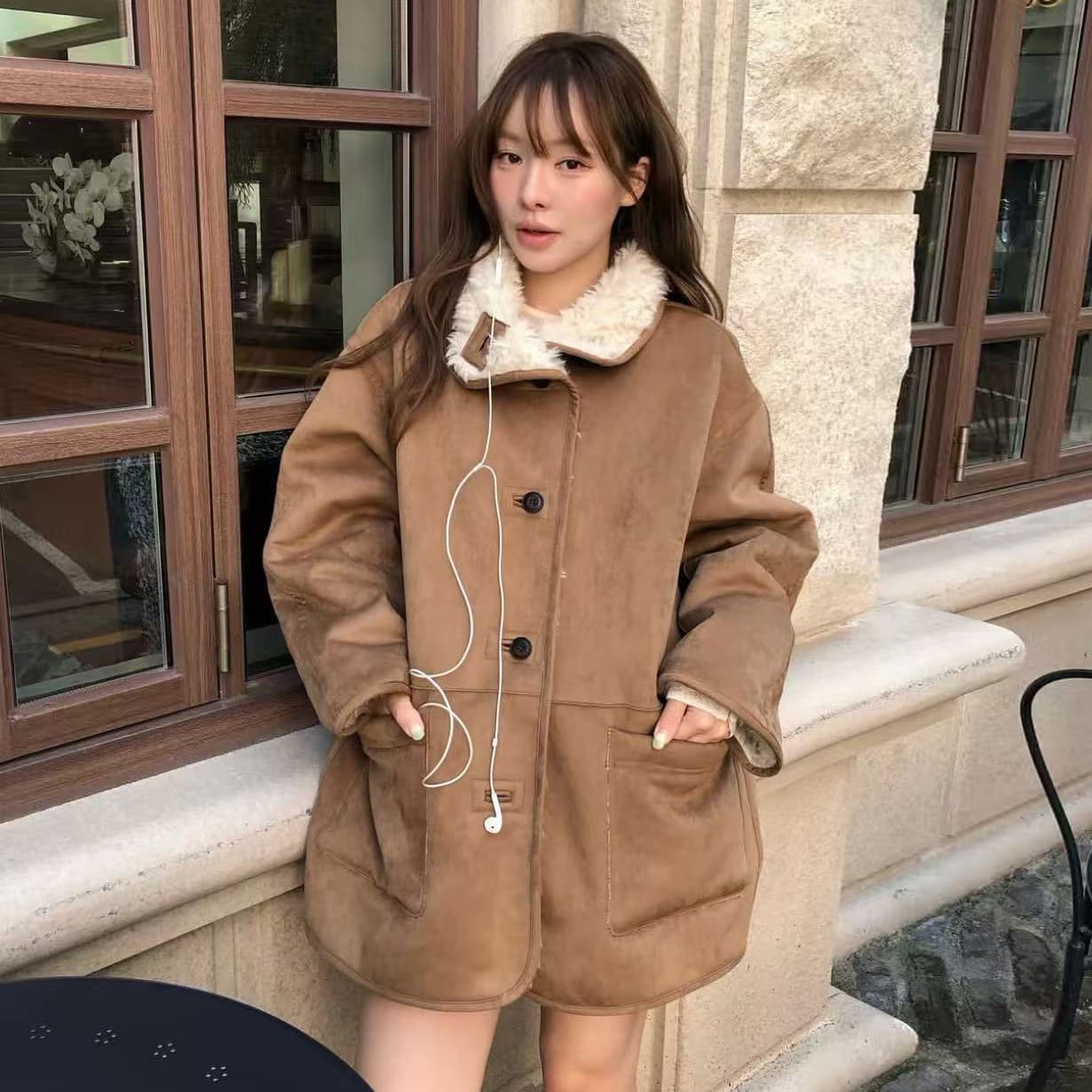 양면 착용 가능한 미디 길이의 시어링 코트/오버코트 3